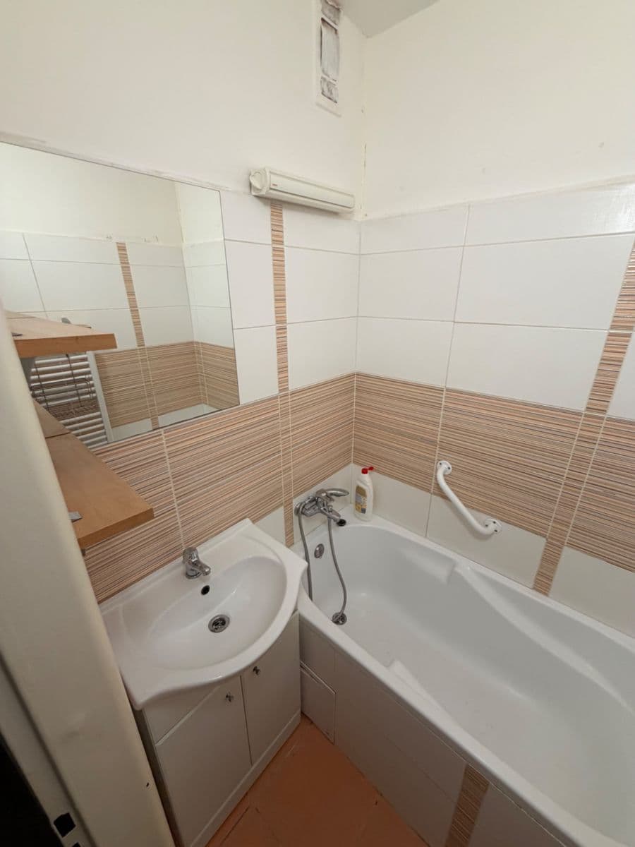 Pronájem bytu 1+1 36 m², Palackého náměstí, Karlovy Vary, Karlovarský kraj Pronájem bytu 1+1 36 m², Palackého náměstí, Karlovy Vary, Karlovarský kraj