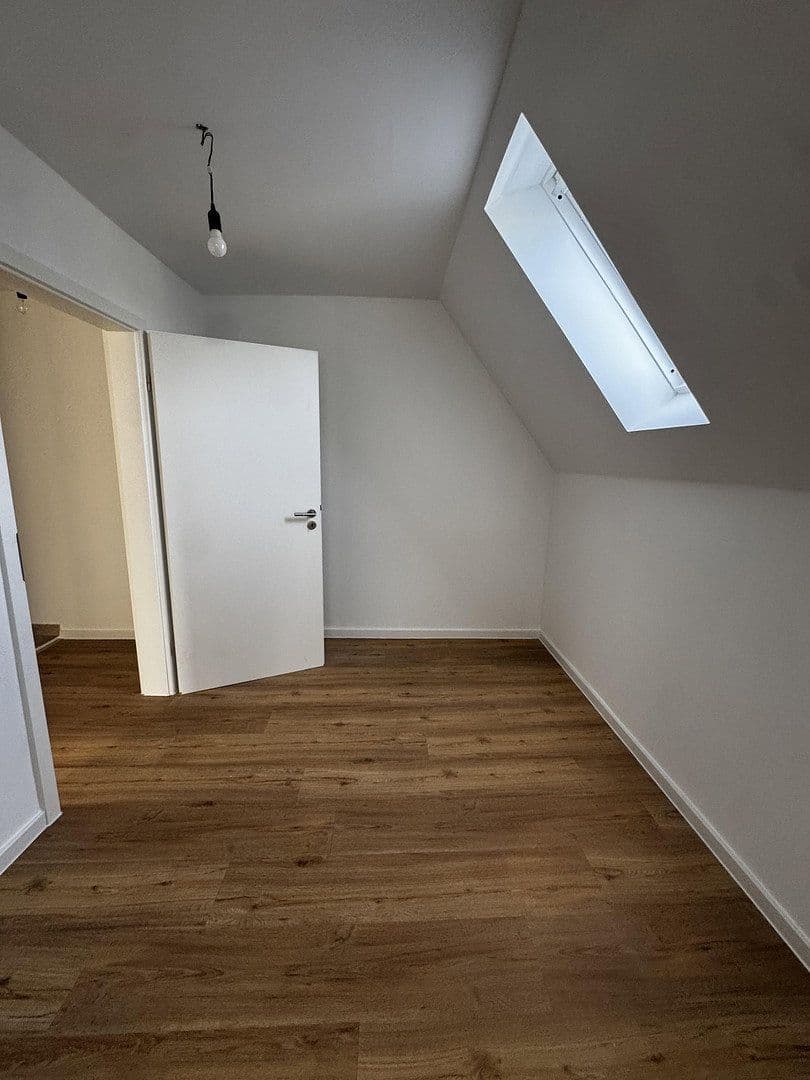 Pronájem domu 100 m², pozemek 300 m², Nibelungenstraße 37, Viernheim, Hessen Pronájem domu 100 m², pozemek 300 m², Nibelungenstraße 37, Viernheim, Hessen