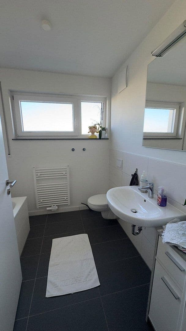 Pronájem bytu 3+1 95 m², Aristide-Briand-Str. 12, Herzogenaurach, Bavorsko Pronájem bytu 3+1 95 m², Aristide-Briand-Str. 12, Herzogenaurach, Bavorsko
