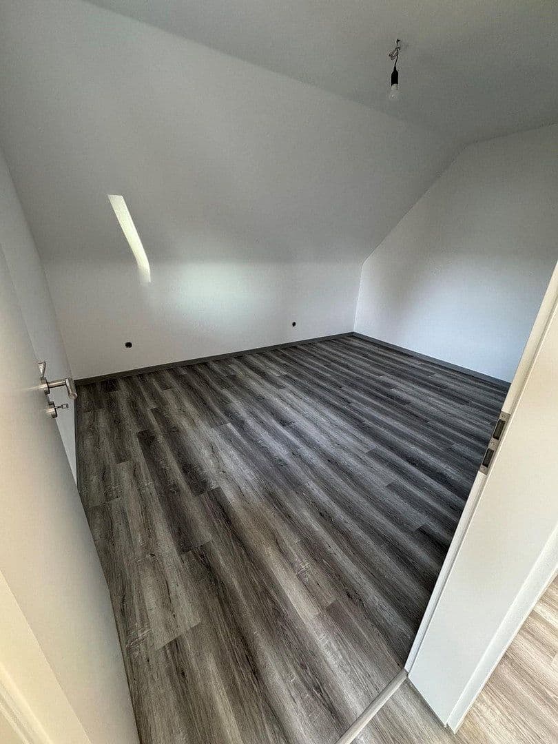 Prodej domu 167 m², pozemek 694 m², Königsberger Strasse 31, Baiersdorf, Bavorsko Prodej domu 167 m², pozemek 694 m², Königsberger Strasse 31, Baiersdorf, Bavorsko
