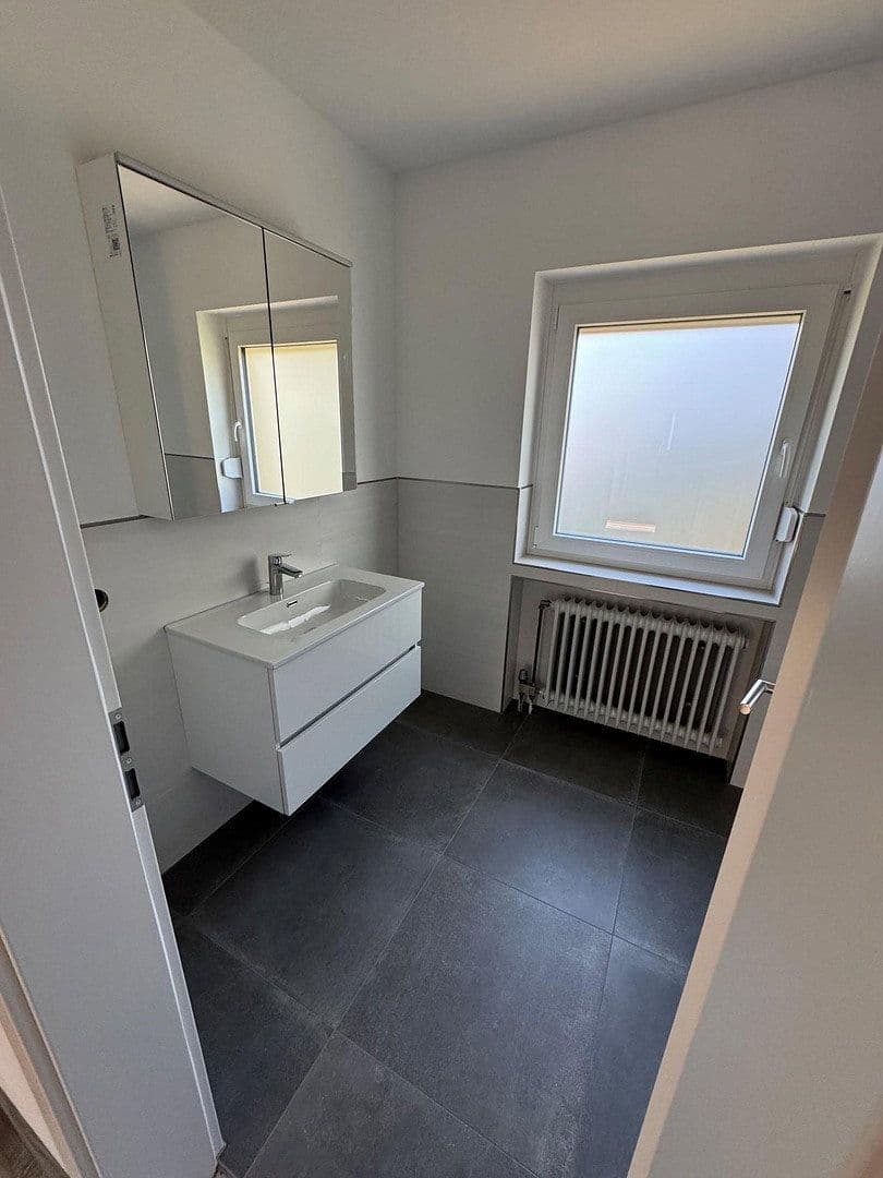 Prodej domu 167 m², pozemek 694 m², Königsberger Strasse 31, Baiersdorf, Bavorsko Prodej domu 167 m², pozemek 694 m², Königsberger Strasse 31, Baiersdorf, Bavorsko