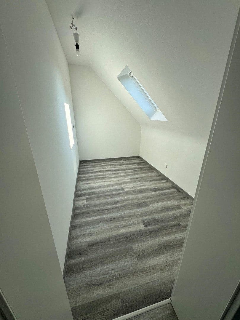 Prodej domu 167 m², pozemek 694 m², Königsberger Strasse 31, Baiersdorf, Bavorsko Prodej domu 167 m², pozemek 694 m², Königsberger Strasse 31, Baiersdorf, Bavorsko