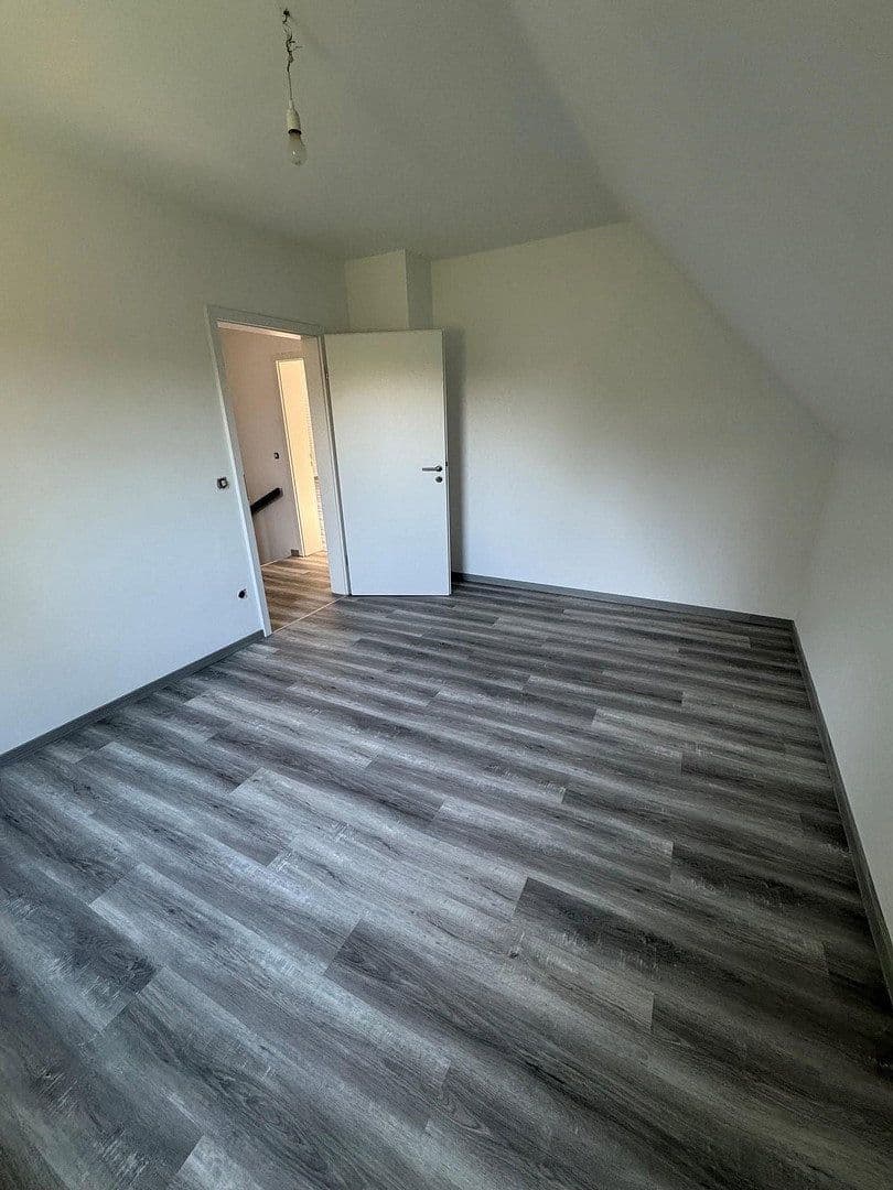 Prodej domu 167 m², pozemek 694 m², Königsberger Strasse 31, Baiersdorf, Bavorsko Prodej domu 167 m², pozemek 694 m², Königsberger Strasse 31, Baiersdorf, Bavorsko