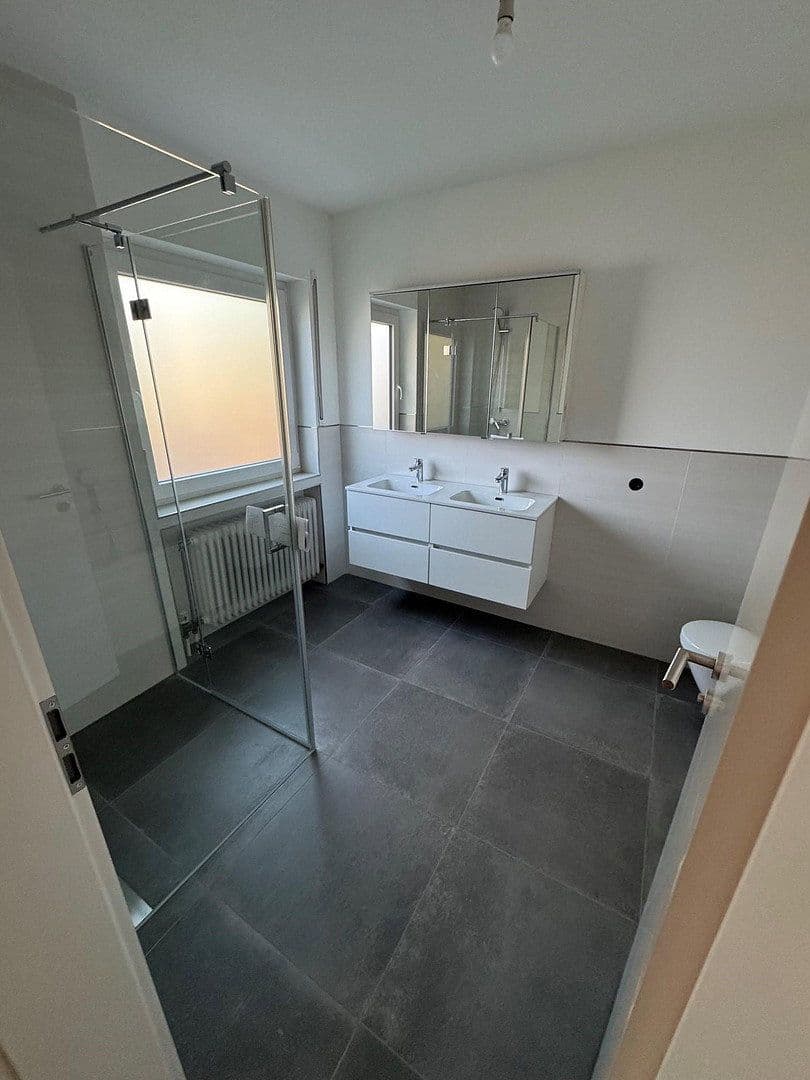Prodej domu 167 m², pozemek 694 m², Königsberger Strasse 31, Baiersdorf, Bavorsko Prodej domu 167 m², pozemek 694 m², Königsberger Strasse 31, Baiersdorf, Bavorsko