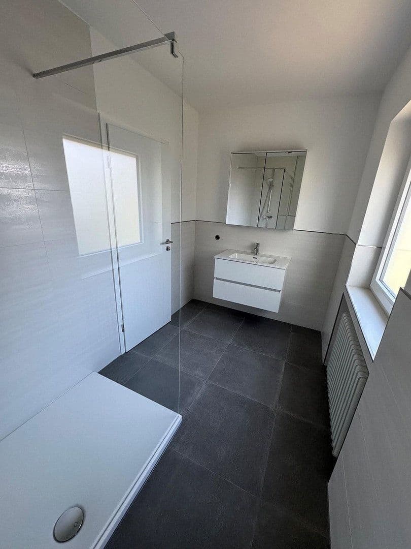 Prodej domu 167 m², pozemek 694 m², Königsberger Strasse 31, Baiersdorf, Bavorsko Prodej domu 167 m², pozemek 694 m², Königsberger Strasse 31, Baiersdorf, Bavorsko