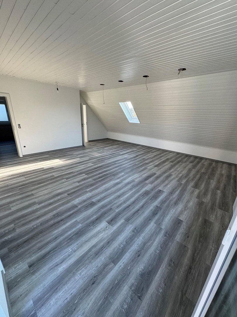 Prodej domu 167 m², pozemek 694 m², Königsberger Strasse 31, Baiersdorf, Bavorsko Prodej domu 167 m², pozemek 694 m², Königsberger Strasse 31, Baiersdorf, Bavorsko