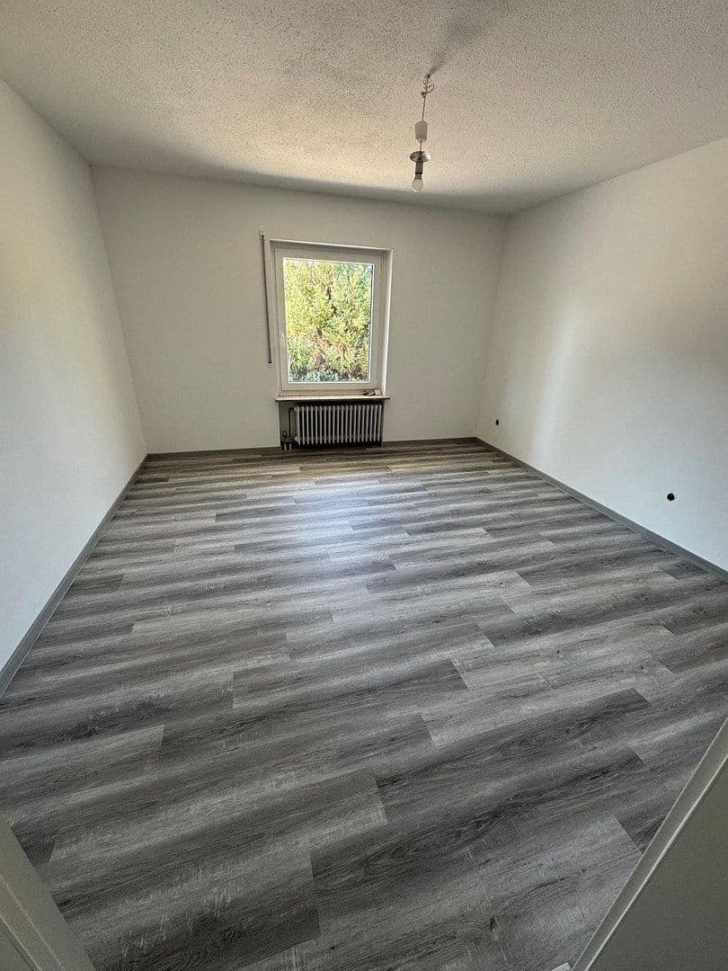 Prodej domu 167 m², pozemek 694 m², Königsberger Strasse 31, Baiersdorf, Bavorsko Prodej domu 167 m², pozemek 694 m², Königsberger Strasse 31, Baiersdorf, Bavorsko