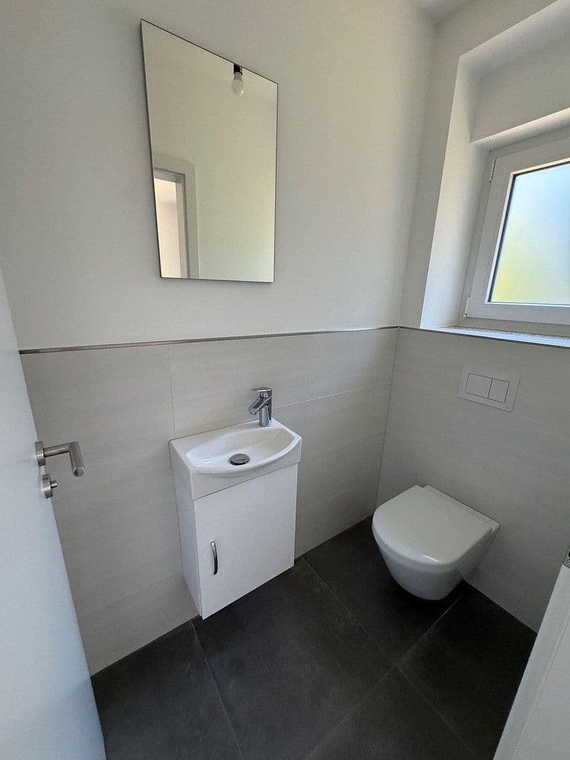 Prodej domu 167 m², pozemek 694 m², Königsberger Strasse 31, Baiersdorf, Bavorsko Prodej domu 167 m², pozemek 694 m², Königsberger Strasse 31, Baiersdorf, Bavorsko