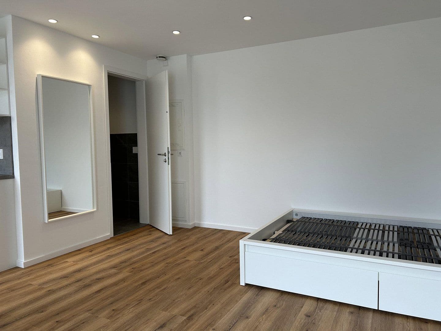 Pronájem bytu 1+1 28 m², Esslingen am Neckar, Bádensko-Württembersko Pronájem bytu 1+1 28 m², Esslingen am Neckar, Bádensko-Württembersko