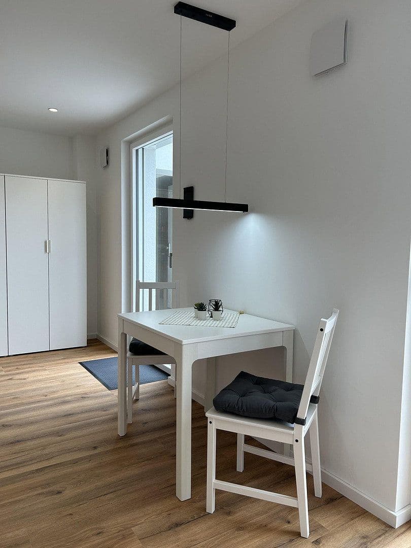 Pronájem bytu 1+1 28 m², Esslingen am Neckar, Bádensko-Württembersko Pronájem bytu 1+1 28 m², Esslingen am Neckar, Bádensko-Württembersko