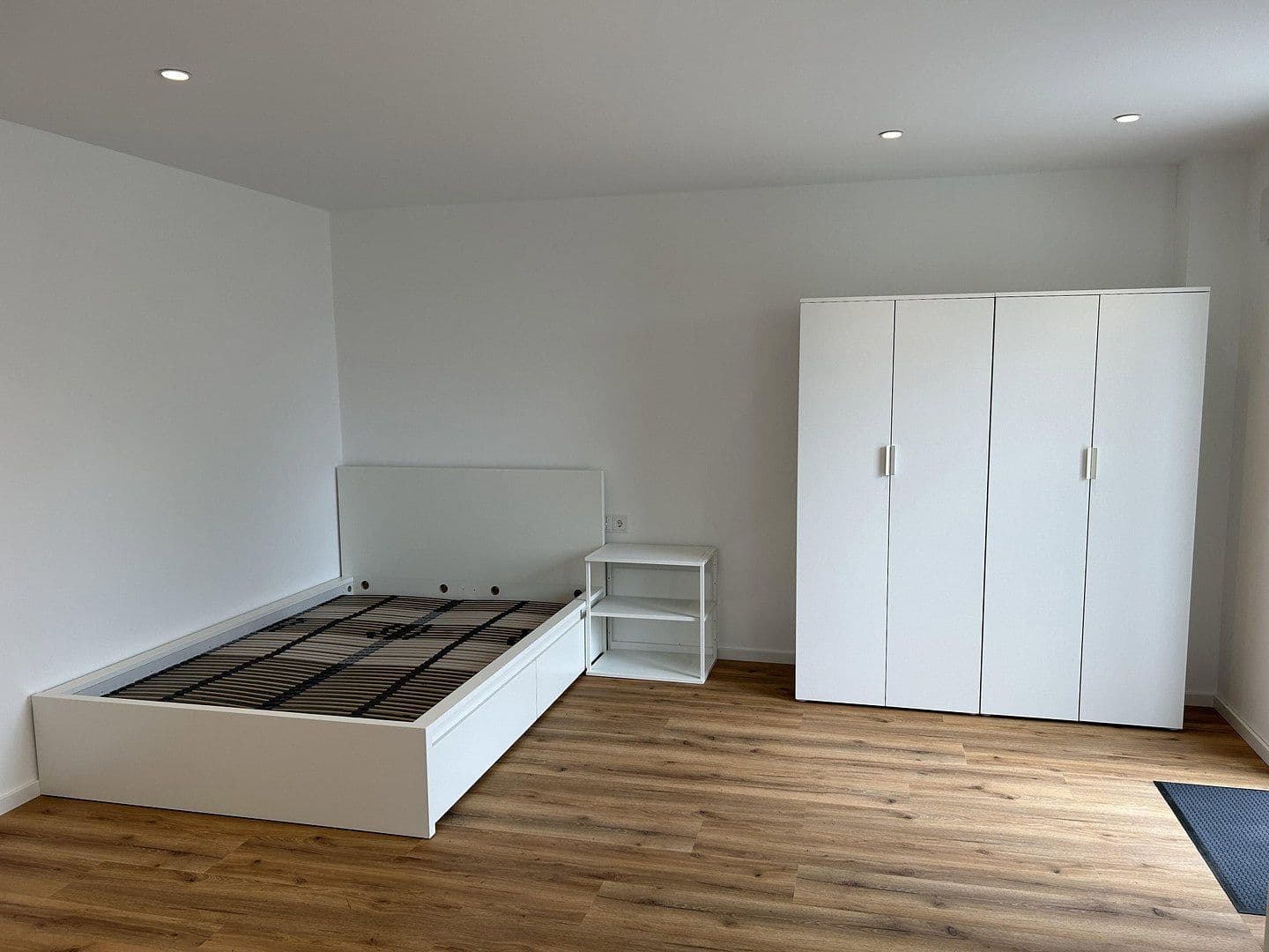Pronájem bytu 1+1 28 m², Esslingen am Neckar, Bádensko-Württembersko Pronájem bytu 1+1 28 m², Esslingen am Neckar, Bádensko-Württembersko