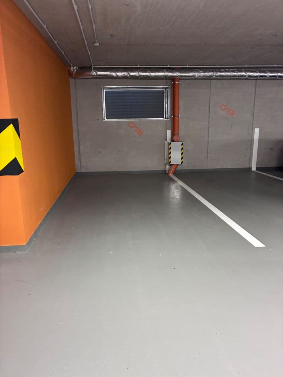 Pronájem garáže 15 m², U Komína, Praha, Praha Pronájem garáže 15 m², U Komína, Praha, Praha