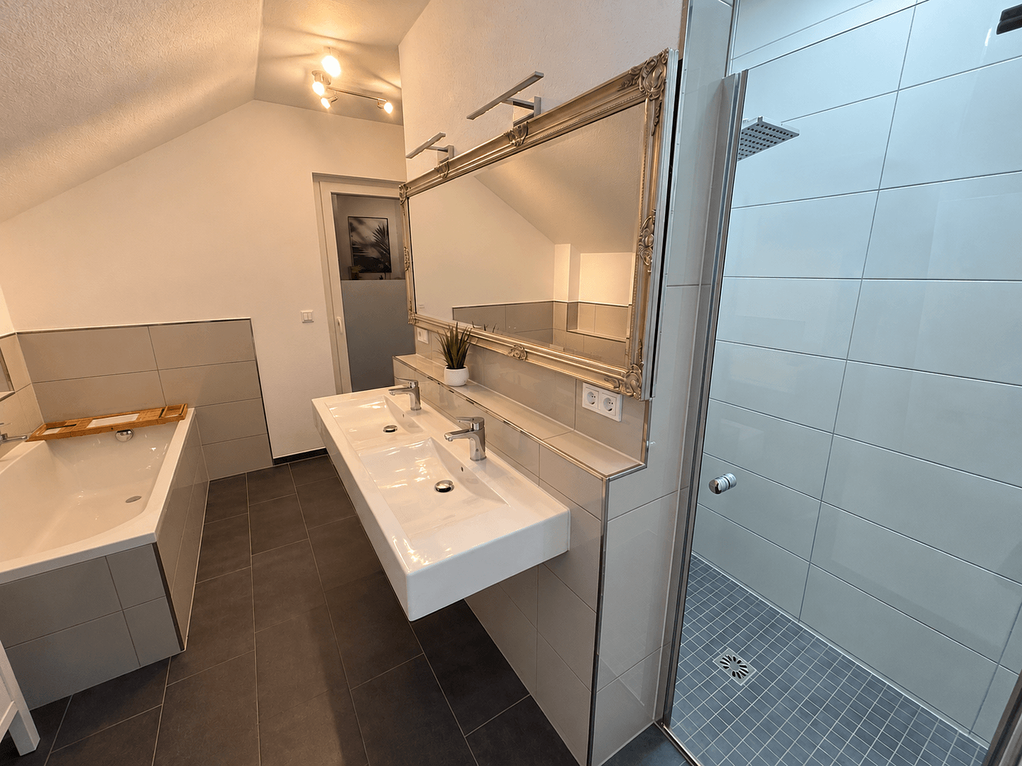 Prodej domu 248 m², pozemek 503 m², Elzach, Bádensko-Württembersko Prodej domu 248 m², pozemek 503 m², Elzach, Bádensko-Württembersko