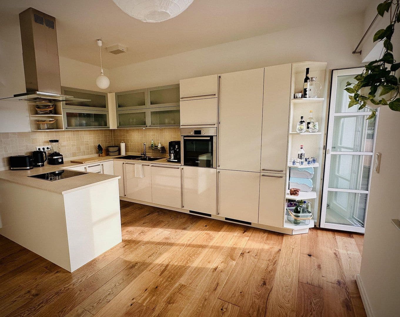 Prodej bytu 3+1 92 m², Gutenbergstr. 33, Berlin, Berlín Prodej bytu 3+1 92 m², Gutenbergstr. 33, Berlin, Berlín