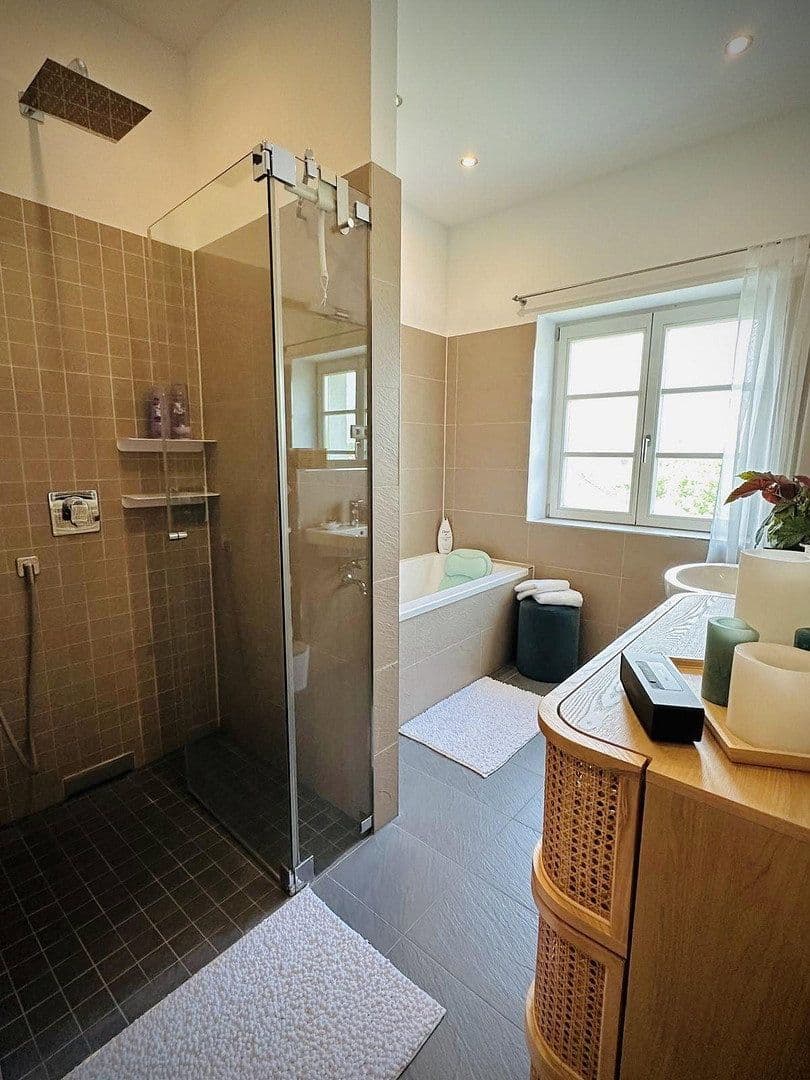 Prodej bytu 3+1 92 m², Gutenbergstr. 33, Berlin, Berlín Prodej bytu 3+1 92 m², Gutenbergstr. 33, Berlin, Berlín