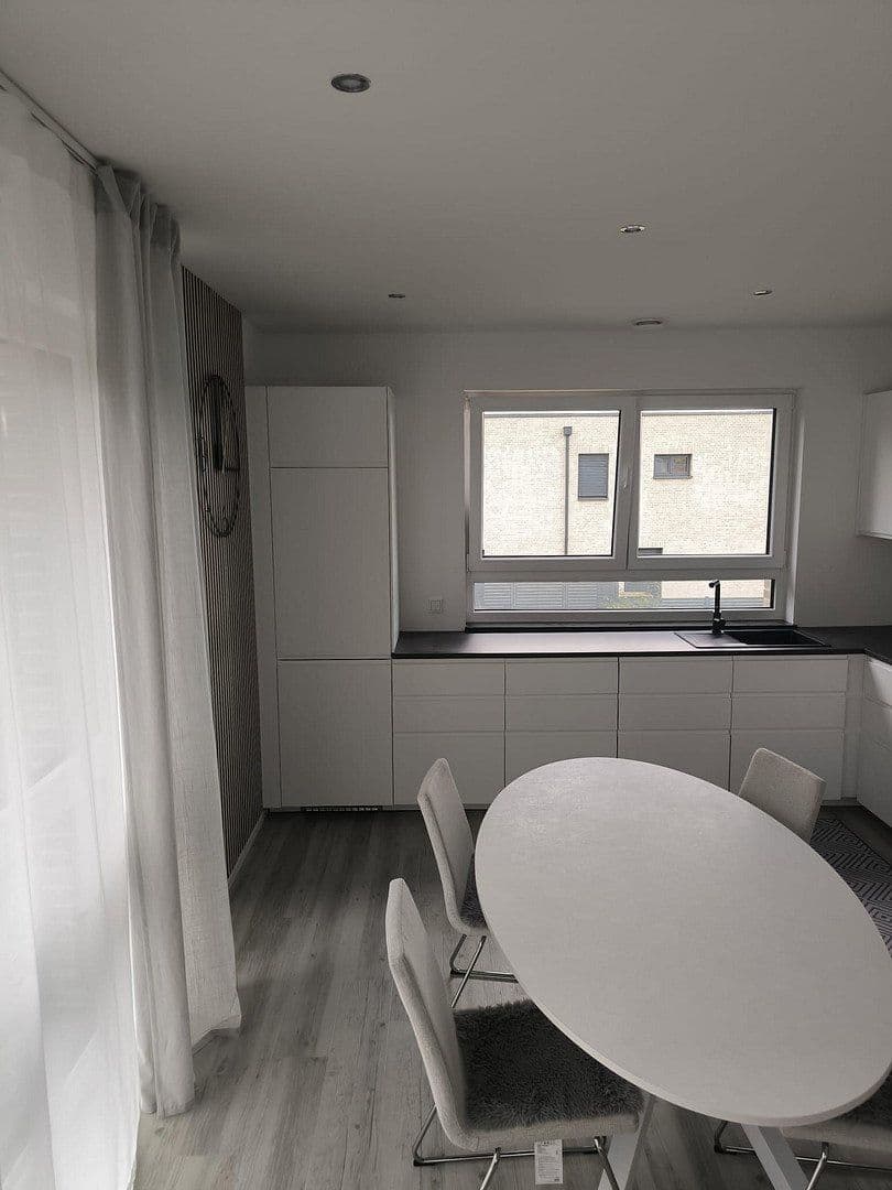 Pronájem bytu 3+1 89 m², Hürth, Severní Porýní-Vestfálsko Pronájem bytu 3+1 89 m², Hürth, Severní Porýní-Vestfálsko