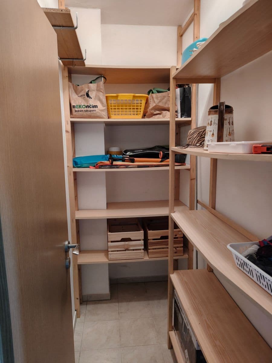 Pronájem bytu 5+kk 100 m², Nad Mlýnem, Dolní Břežany, Středočeský kraj Pronájem bytu 5+kk 100 m², Nad Mlýnem, Dolní Břežany, Středočeský kraj