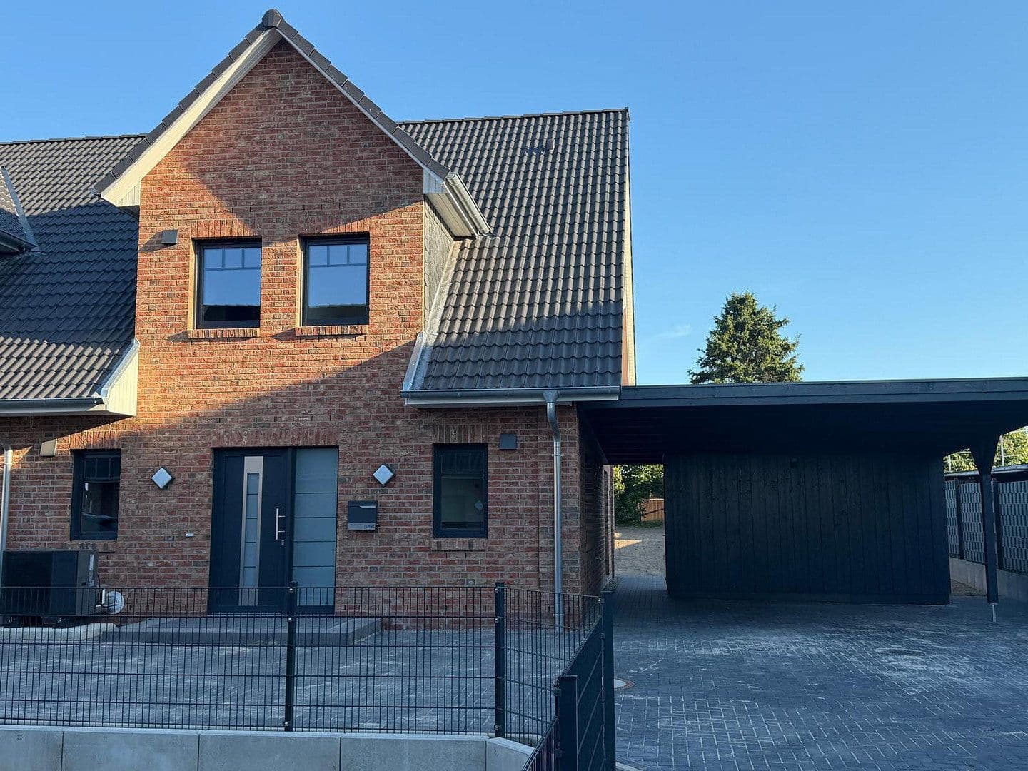 Prodej domu 126 m², pozemek 540 m², Unter den Linden 28 a + c, Stelle, Dolní Sasko Prodej domu 126 m², pozemek 540 m², Unter den Linden 28 a + c, Stelle, Dolní Sasko