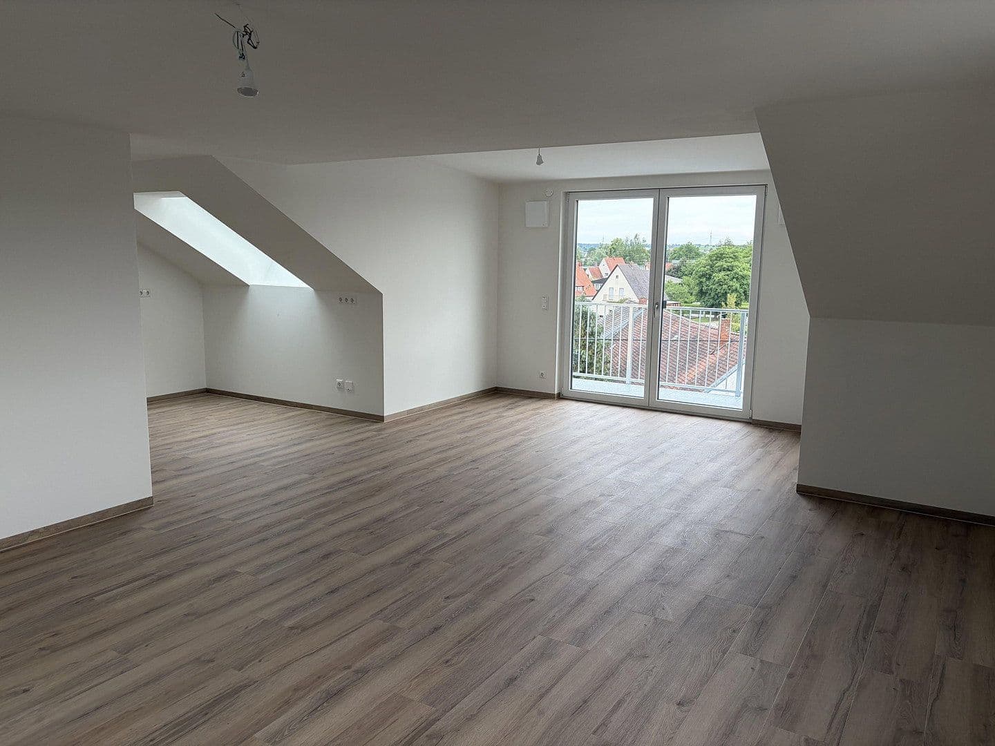 Pronájem bytu 3+1 91 m², Augsburger Straße 16, Wertingen, Bavorsko Pronájem bytu 3+1 91 m², Augsburger Straße 16, Wertingen, Bavorsko