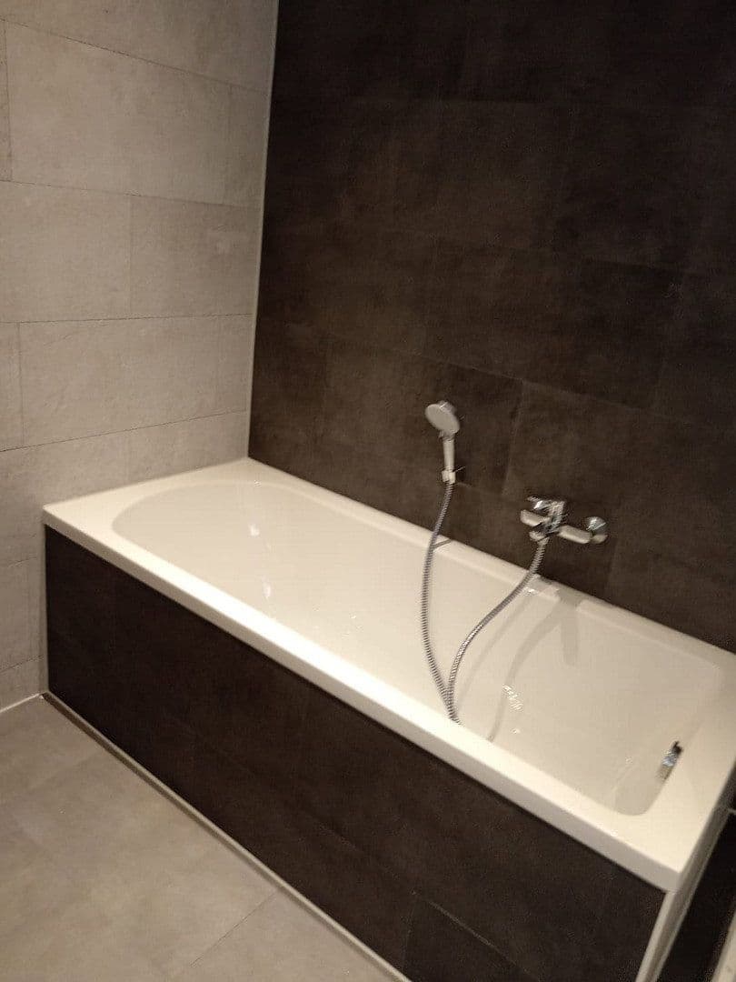 Pronájem bytu 4+1 97 m², Marienberger Straße 18, Chemnitz, Sasko Pronájem bytu 4+1 97 m², Marienberger Straße 18, Chemnitz, Sasko