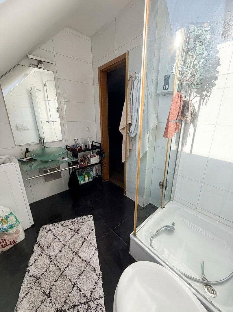 Pronájem bytu 2+1 55 m², Bataverstr. 28, Köln, Severní Porýní-Vestfálsko Pronájem bytu 2+1 55 m², Bataverstr. 28, Köln, Severní Porýní-Vestfálsko