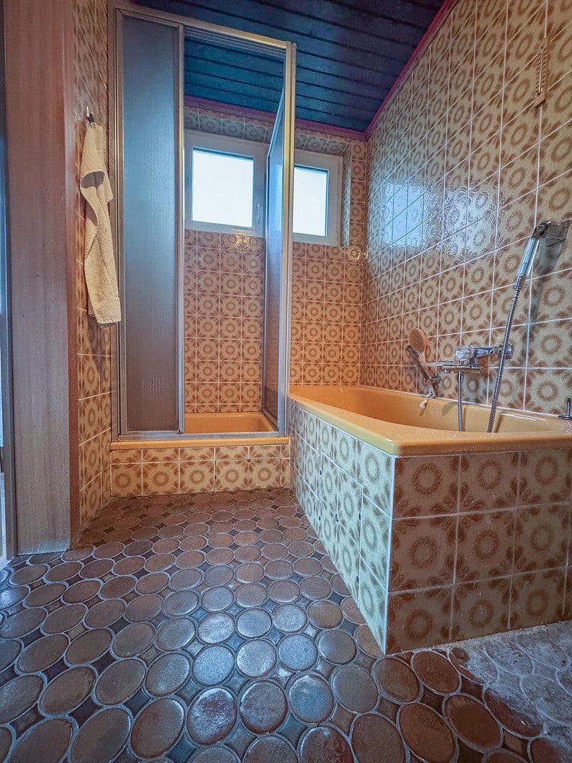 Prodej nebytového prostoru 3.902 m², Großkarlbach, Porýní-Falc Prodej nebytového prostoru 3.902 m², Großkarlbach, Porýní-Falc