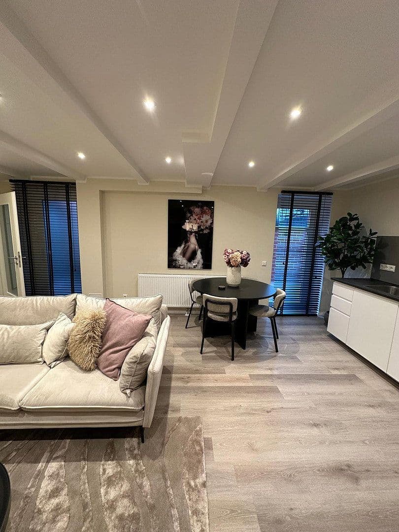 Pronájem bytu 3+1 89 m², Moritzstraße 68, Wiesbaden, Hessen Pronájem bytu 3+1 89 m², Moritzstraße 68, Wiesbaden, Hessen