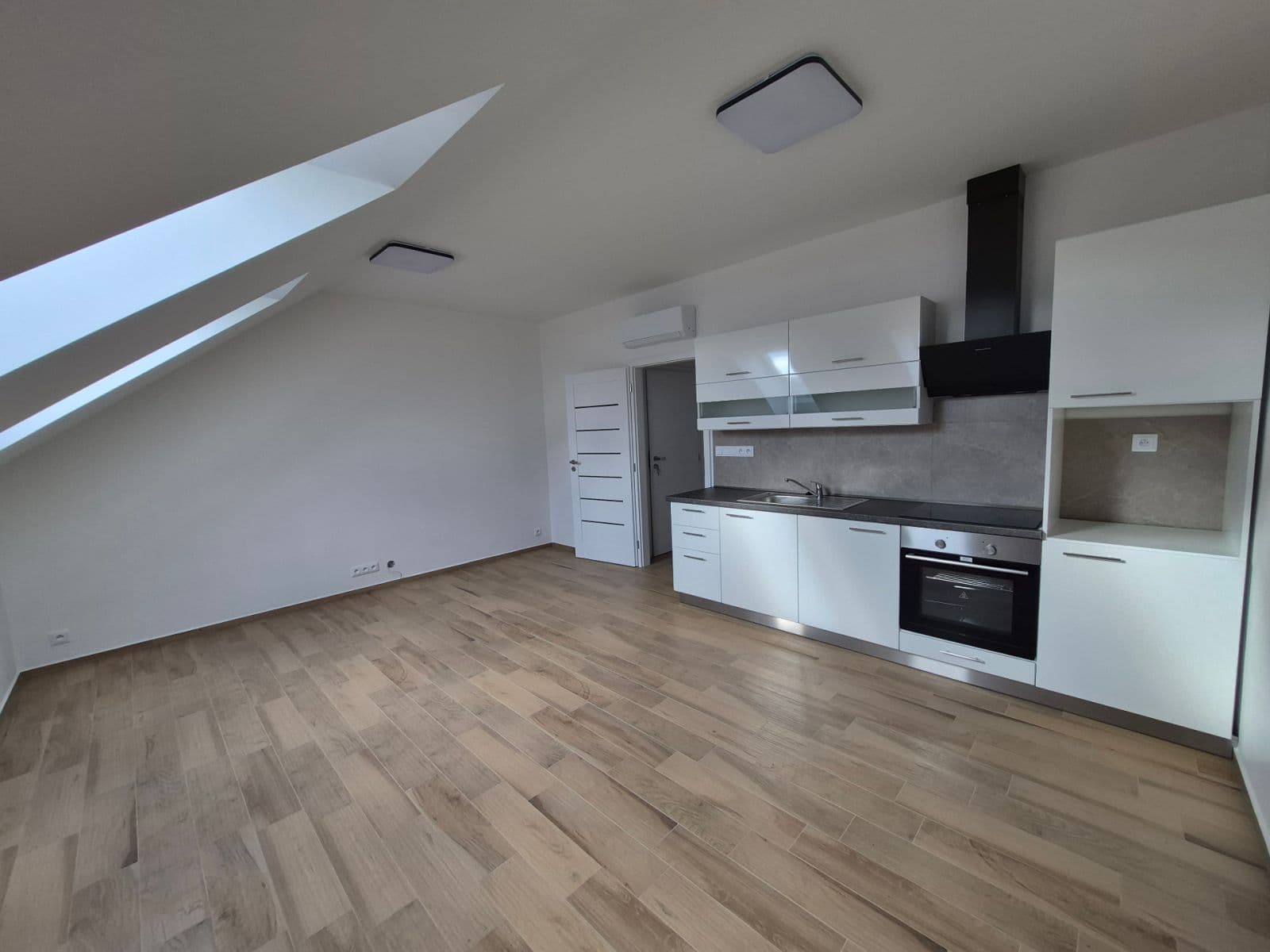 Pronájem bytu 2+kk 45 m², Revoluční, Přeštice, Plzeňský kraj Pronájem bytu 2+kk 45 m², Revoluční, Přeštice, Plzeňský kraj