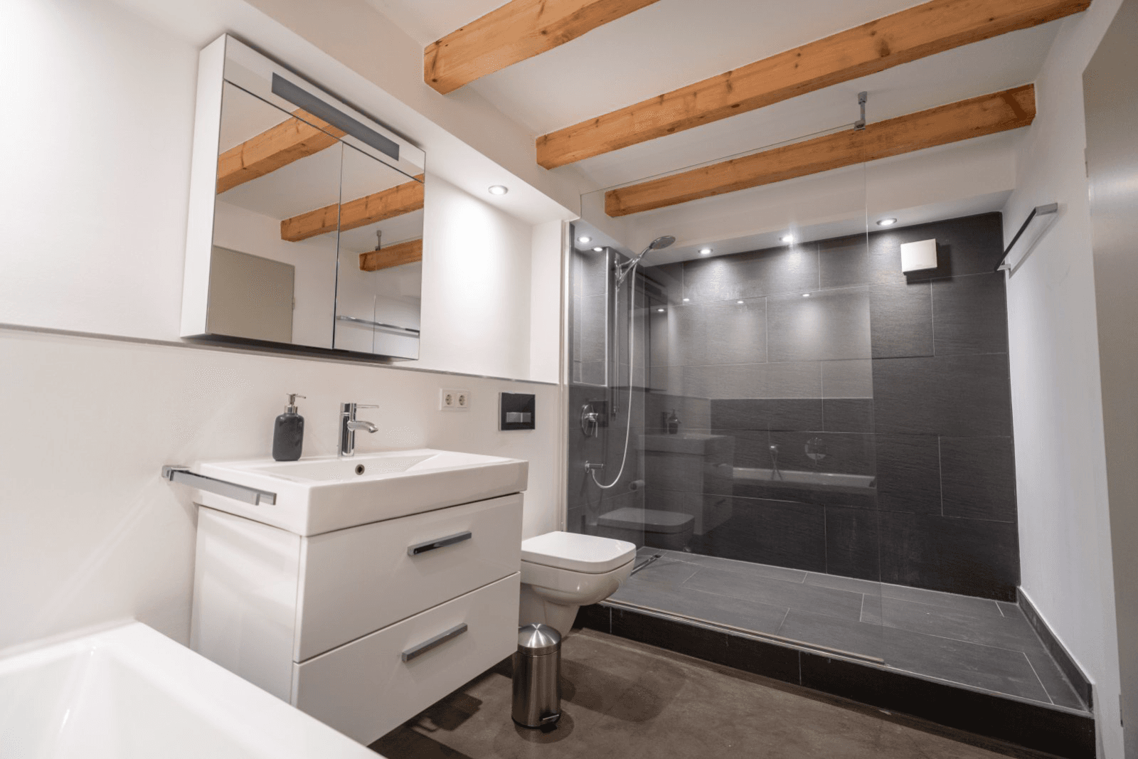 Pronájem bytu 2+kk 96 m², Düsseldorf, Severní Porýní-Vestfálsko Pronájem bytu 2+kk 96 m², Düsseldorf, Severní Porýní-Vestfálsko