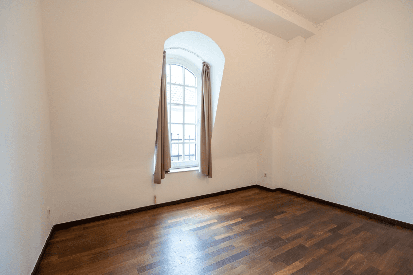 Pronájem bytu 2+kk 96 m², Düsseldorf, Severní Porýní-Vestfálsko Pronájem bytu 2+kk 96 m², Düsseldorf, Severní Porýní-Vestfálsko