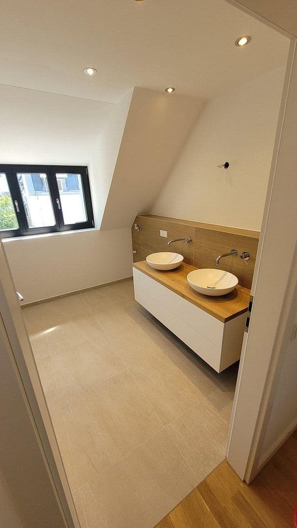 Pronájem bytu 3+1 109 m², Düsseldorf, Severní Porýní-Vestfálsko Pronájem bytu 3+1 109 m², Düsseldorf, Severní Porýní-Vestfálsko