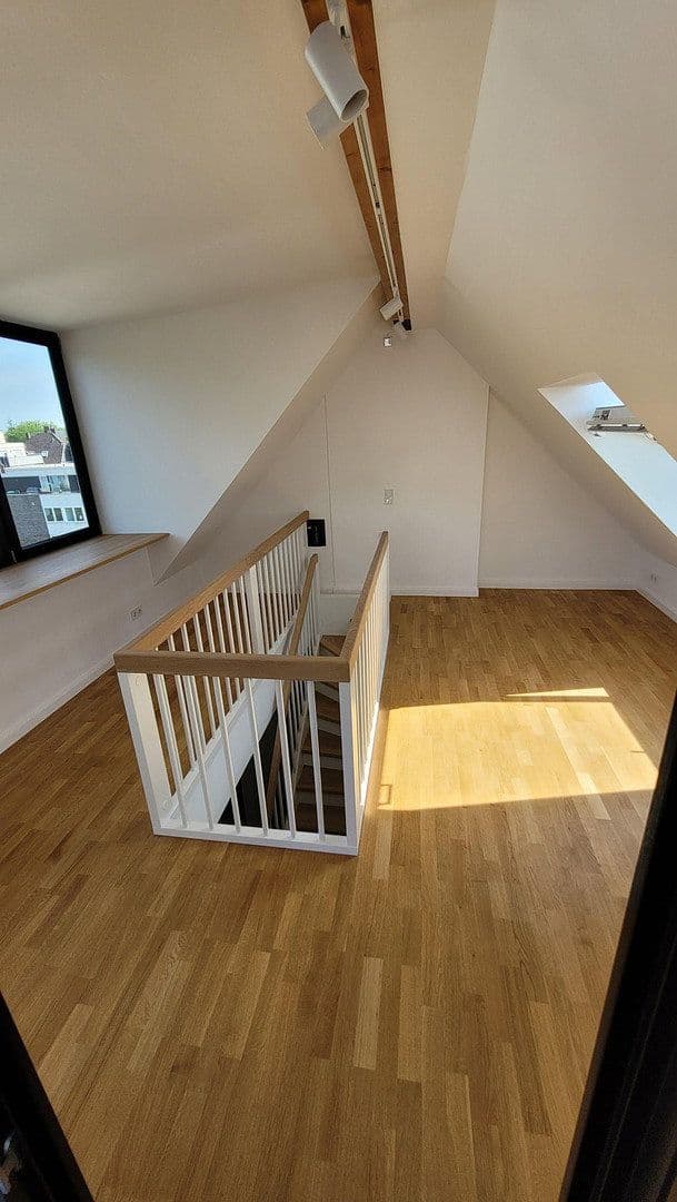 Pronájem bytu 3+1 109 m², Düsseldorf, Severní Porýní-Vestfálsko Pronájem bytu 3+1 109 m², Düsseldorf, Severní Porýní-Vestfálsko