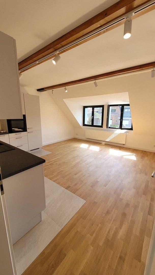 Pronájem bytu 3+1 109 m², Düsseldorf, Severní Porýní-Vestfálsko Pronájem bytu 3+1 109 m², Düsseldorf, Severní Porýní-Vestfálsko