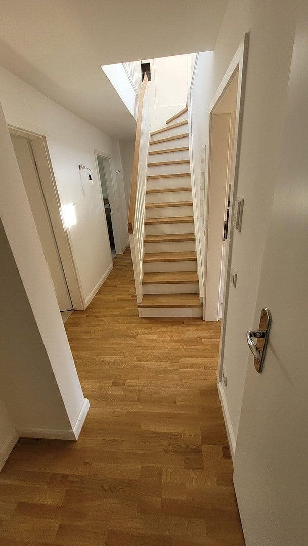 Pronájem bytu 3+1 109 m², Düsseldorf, Severní Porýní-Vestfálsko Pronájem bytu 3+1 109 m², Düsseldorf, Severní Porýní-Vestfálsko