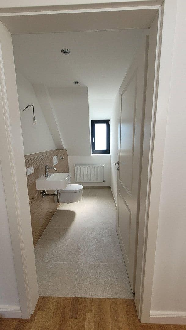 Pronájem bytu 3+1 109 m², Düsseldorf, Severní Porýní-Vestfálsko Pronájem bytu 3+1 109 m², Düsseldorf, Severní Porýní-Vestfálsko