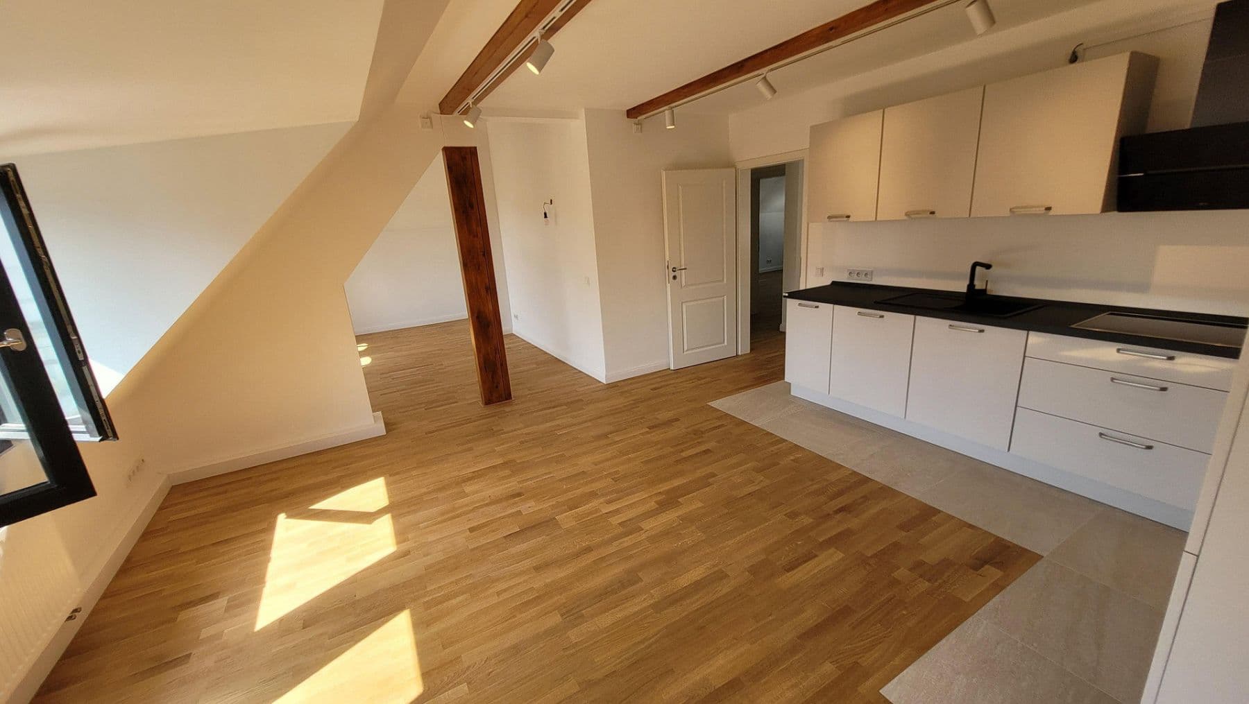 Pronájem bytu 3+1 109 m², Düsseldorf, Severní Porýní-Vestfálsko Pronájem bytu 3+1 109 m², Düsseldorf, Severní Porýní-Vestfálsko