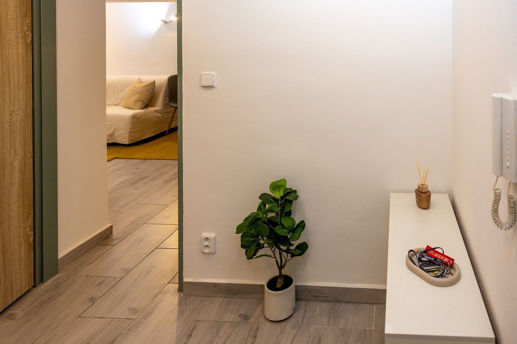 Prodej nebytového prostoru 35 m², Ouvalova, Slaný, Středočeský kraj Prodej nebytového prostoru 35 m², Ouvalova, Slaný, Středočeský kraj