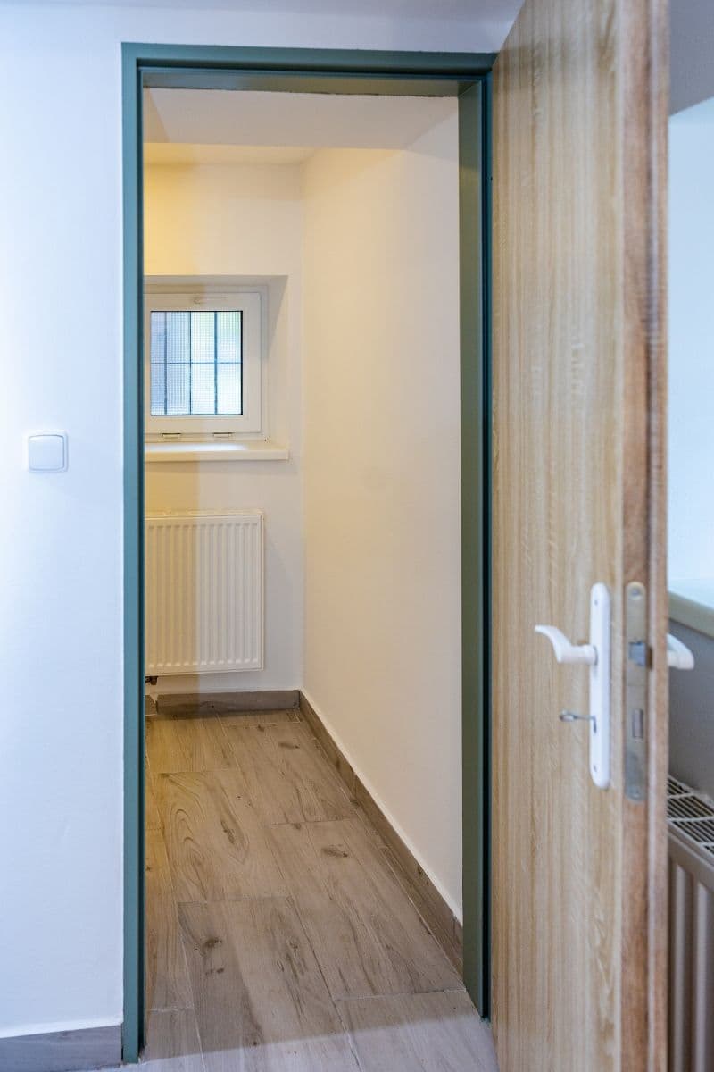 Prodej nebytového prostoru 35 m², Ouvalova, Slaný, Středočeský kraj Prodej nebytového prostoru 35 m², Ouvalova, Slaný, Středočeský kraj