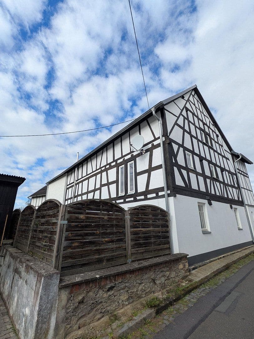 Prodej domu 133 m², pozemek 565 m², Bergstraße 8, Runkel, Hessen Prodej domu 133 m², pozemek 565 m², Bergstraße 8, Runkel, Hessen