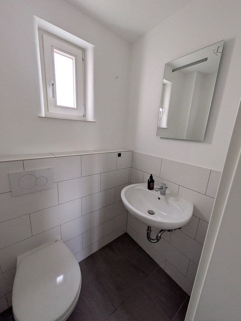 Prodej domu 133 m², pozemek 565 m², Bergstraße 8, Runkel, Hessen Prodej domu 133 m², pozemek 565 m², Bergstraße 8, Runkel, Hessen
