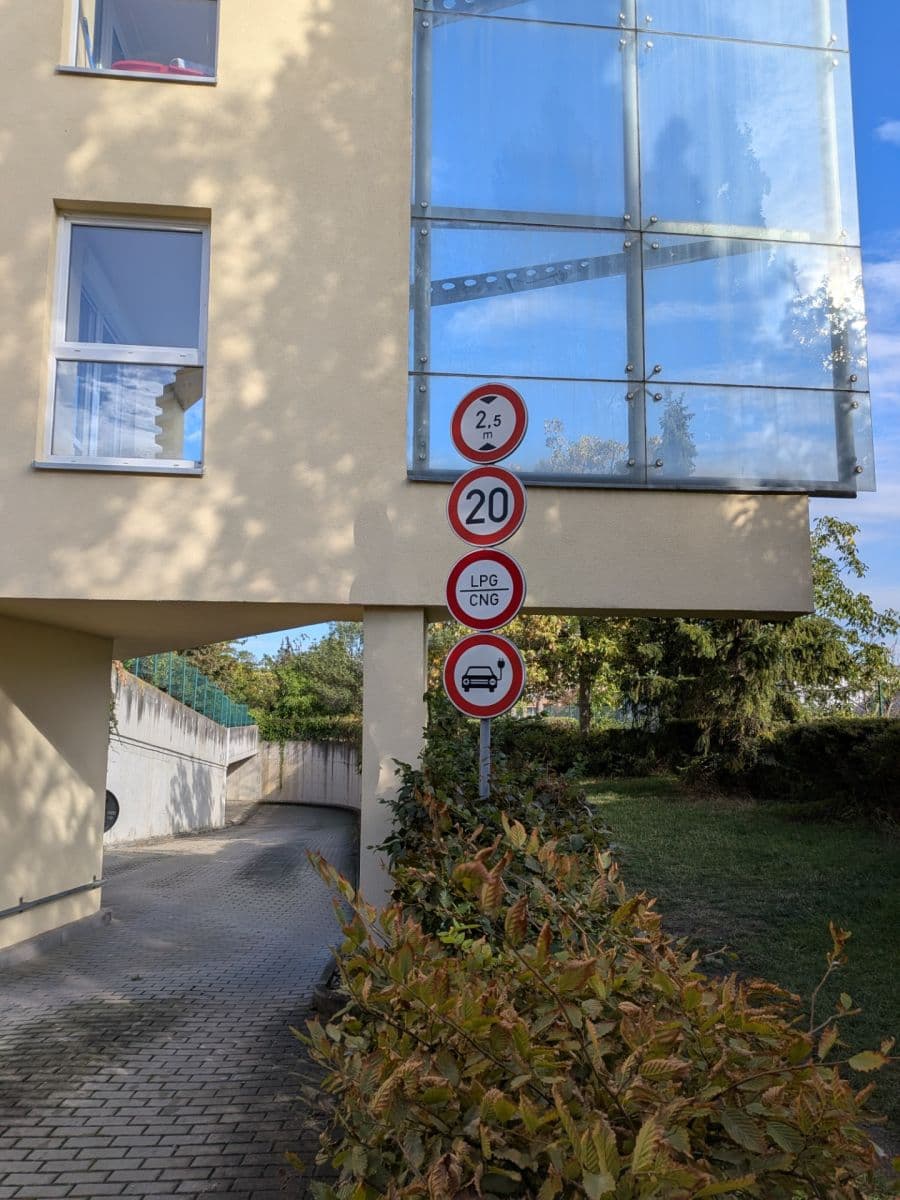 Pronájem garáže 15 m², Zrzavého, Praha, Praha Pronájem garáže 15 m², Zrzavého, Praha, Praha