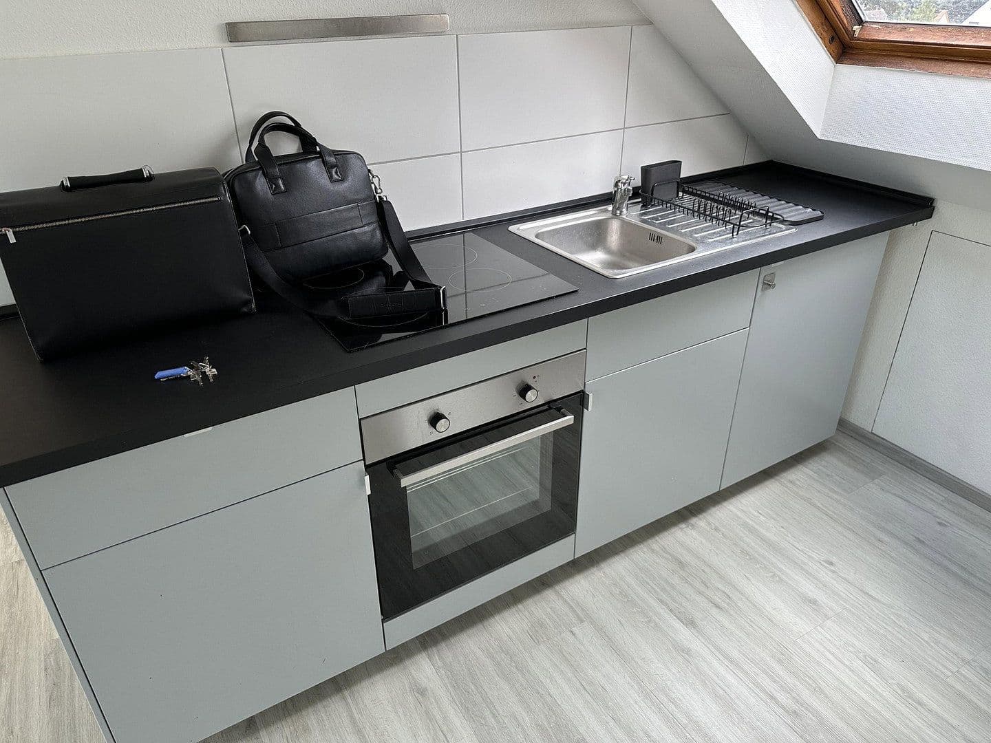 Pronájem bytu 1+1 33 m², Litzenhardtstr. 108, Karlsruhe, Bádensko-Württembersko Pronájem bytu 1+1 33 m², Litzenhardtstr. 108, Karlsruhe, Bádensko-Württembersko