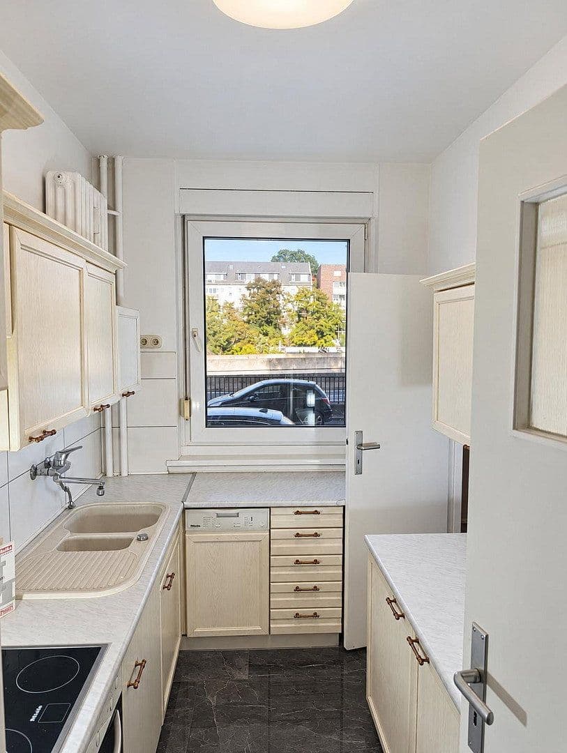Prodej bytu 2+1 52 m², Friedrichsruher Straße 36, Berlin-Schmargendorf, Berlín Prodej bytu 2+1 52 m², Friedrichsruher Straße 36, Berlin-Schmargendorf, Berlín