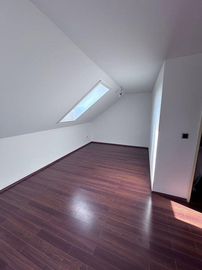 Pronájem domu 142 m², pozemek 169 m², Blütenstraße 27, Puchheim, Bavorsko Pronájem domu 142 m², pozemek 169 m², Blütenstraße 27, Puchheim, Bavorsko
