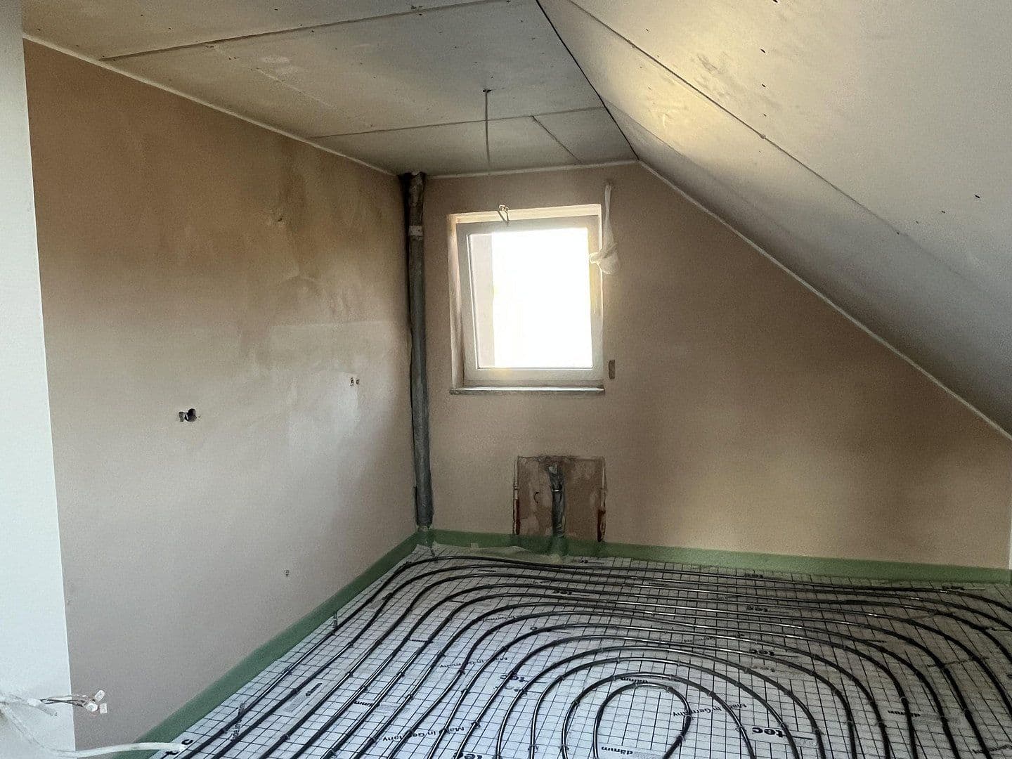 Pronájem bytu 3+1 83 m², Weissach im Tal, Bádensko-Württembersko Pronájem bytu 3+1 83 m², Weissach im Tal, Bádensko-Württembersko