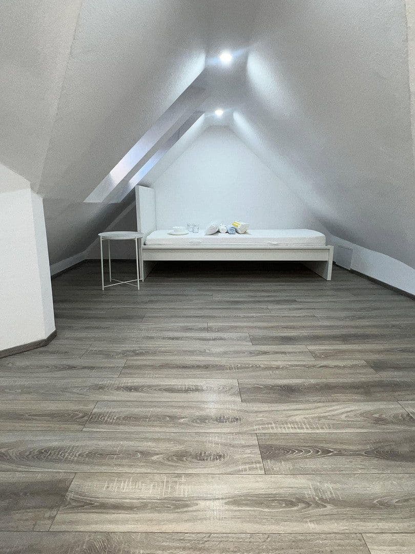 Pronájem bytu 4+1 103 m², Stuttgart, Bádensko-Württembersko Pronájem bytu 4+1 103 m², Stuttgart, Bádensko-Württembersko