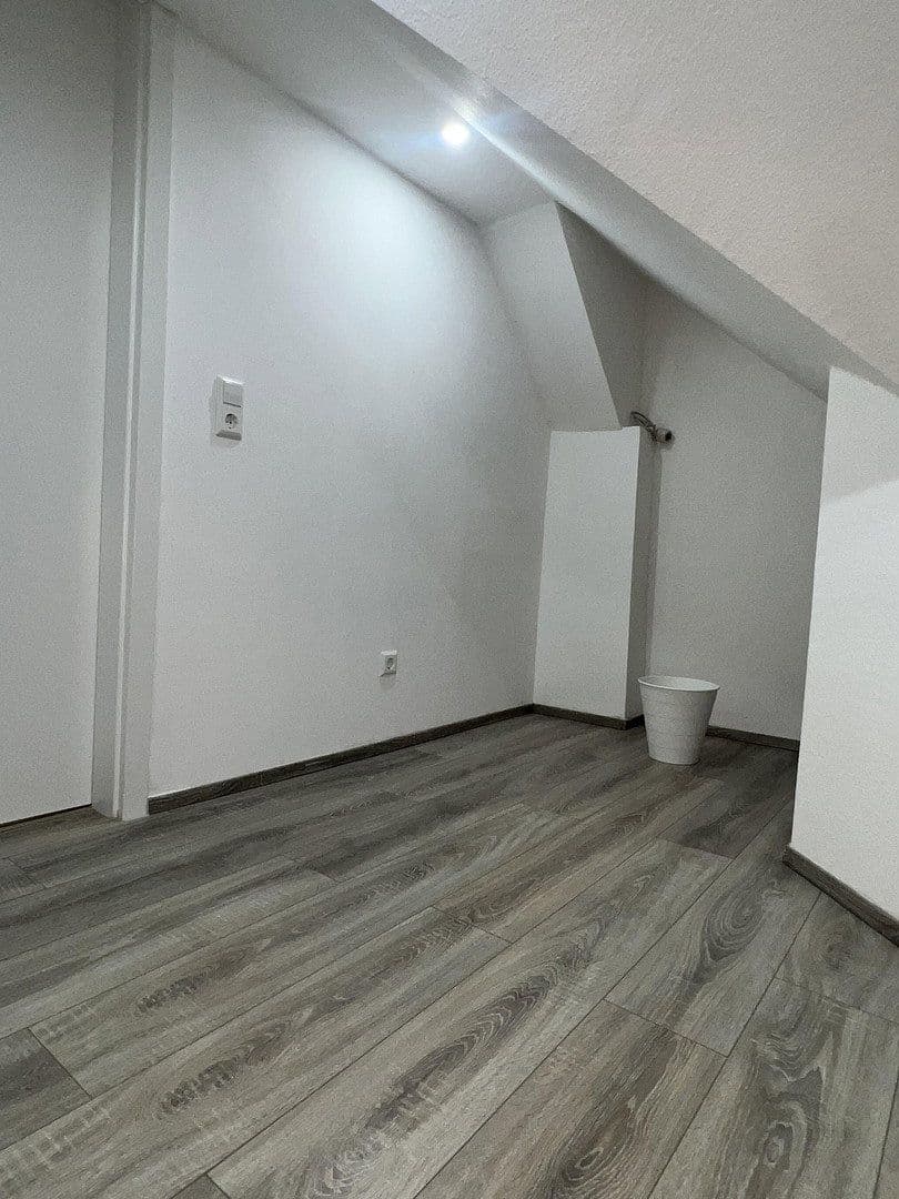 Pronájem bytu 4+1 103 m², Stuttgart, Bádensko-Württembersko Pronájem bytu 4+1 103 m², Stuttgart, Bádensko-Württembersko