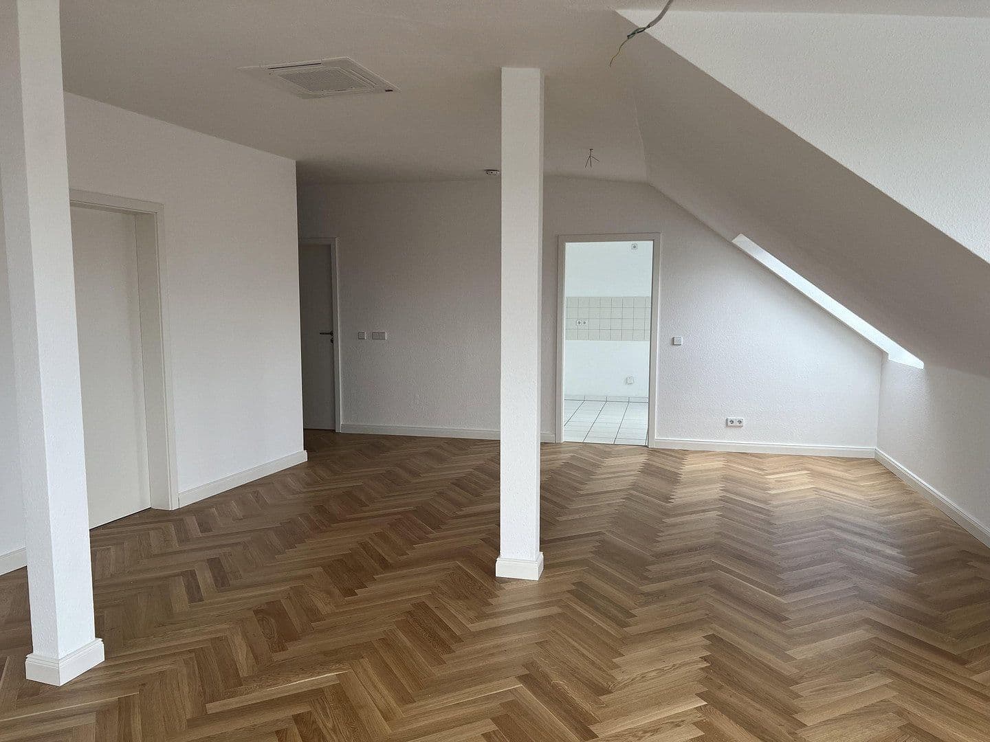 Pronájem bytu 2+1 79 m², Wiederitzscher Straße 11, Leipzig, Sasko Pronájem bytu 2+1 79 m², Wiederitzscher Straße 11, Leipzig, Sasko