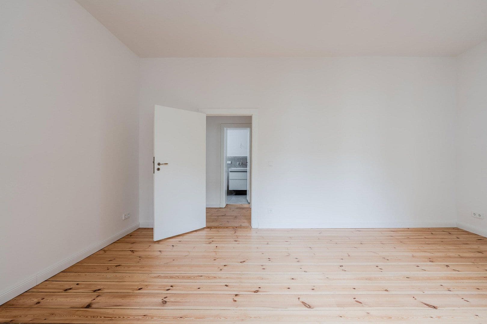 Prodej bytu 4+1 148 m², Düsseldorfer Str. 35, Berlin, Berlín Prodej bytu 4+1 148 m², Düsseldorfer Str. 35, Berlin, Berlín