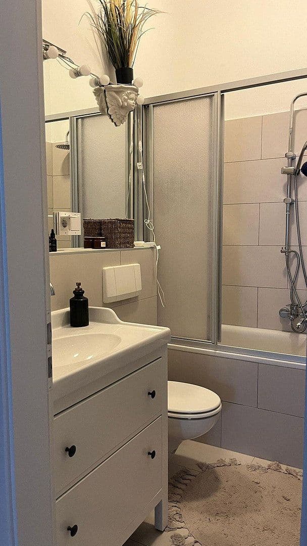 Pronájem bytu 2+1 60 m², Liliencronstr. 7, Düsseldorf, Severní Porýní-Vestfálsko Pronájem bytu 2+1 60 m², Liliencronstr. 7, Düsseldorf, Severní Porýní-Vestfálsko